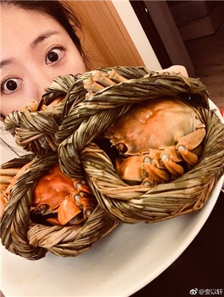 安以轩与螃蟹有意外的巧合  与家人连续四年都在同一天吃螃蟹