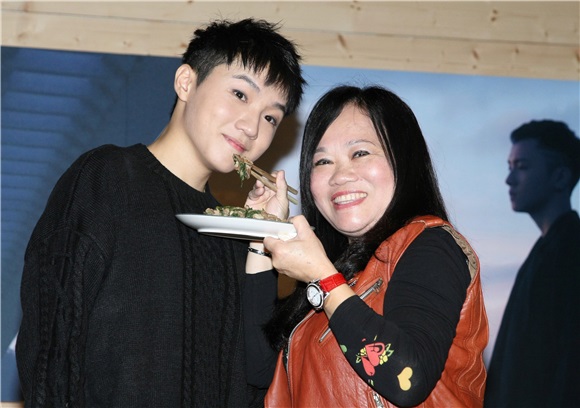 〈Yes台北现场〉苏一晋发片记者会 妈妈特地带家乡菜出席