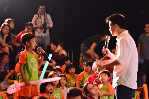 雄影「亲子同乐会」艺企相挺 蚵寮「非营利幼儿园」开心看电影