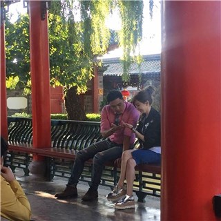 俩人甜蜜交谈