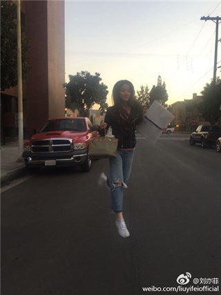 刘亦菲遇悠闲周末开心到跳起 神仙姐姐像素依然高糊