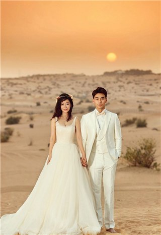 “御寒夫妇”婚纱照唯美来袭!陈紫函霸气壁咚戴向宇