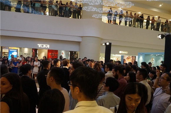 〈Yes香港现场〉维多利亚抵港为品牌眼镜月台 酷帅的时尚贝嫂魅力席港