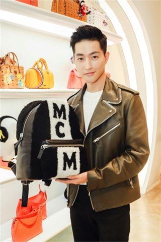 新生代艺人金澔辰现身於MCM精品店