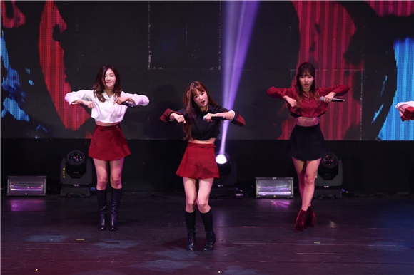 韩国女团APINK开演唱会