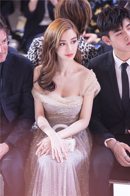 Angelababy现身高订大秀 金色露肩长裙优雅梦幻