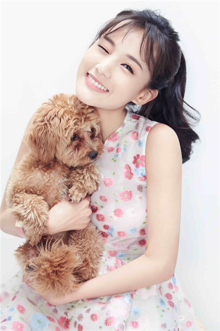 李一桐蓬松马尾甜美依旧 灵动演绎俏皮少女风