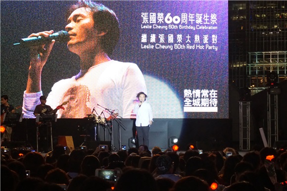 〈Yes 首尔现场〉陈奕迅为张国荣站台致敬 粉丝献红色花海