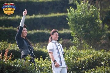 张玮与王爱华学唱长阳山歌