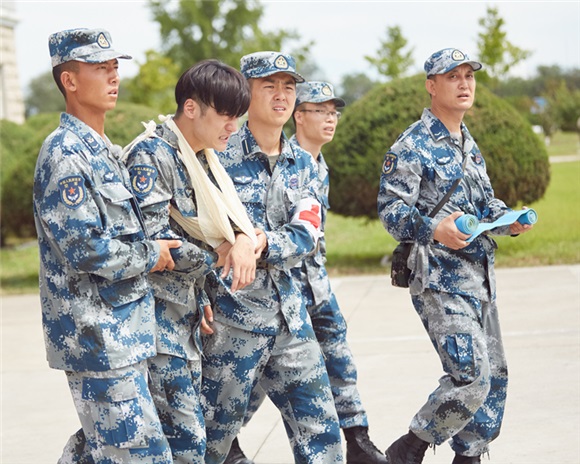 蒋劲夫受伤上热搜 被赞敢拼能忍是娱乐圈兵王