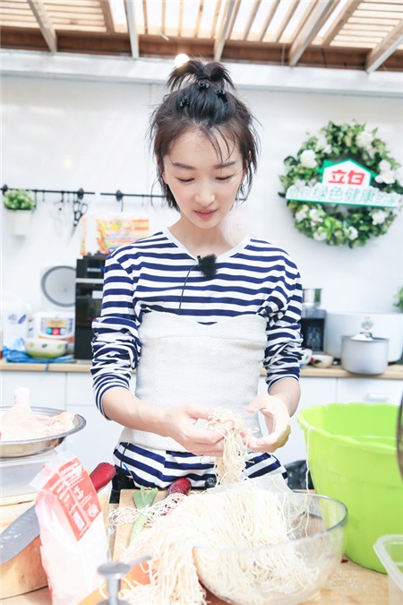 周冬雨在《中餐厅》做完菜跑《火星》 机智应对突发「危机」笑点十足