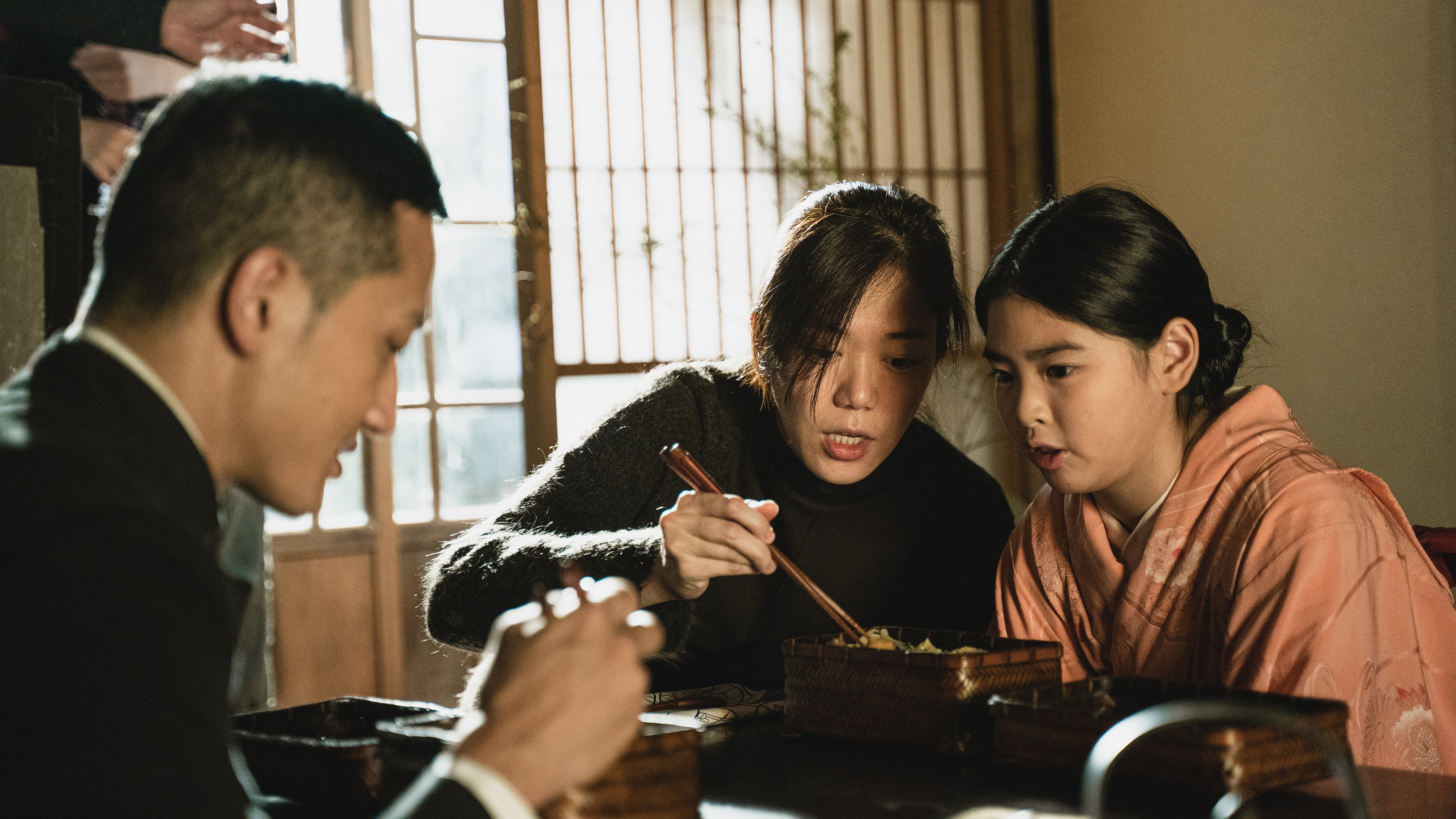 奇幻电影《溟溟》邓九云与好友莫子仪扮演貌合神的夫妻