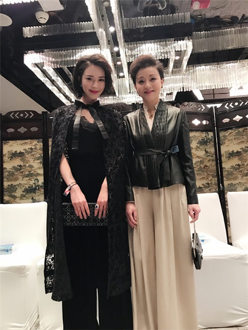 第一晶女郎胡然出席时尚权力榜惊艳 斩获年度新锐势力奖