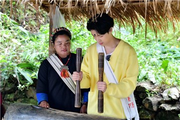 张艺兴体会原始部落的生活