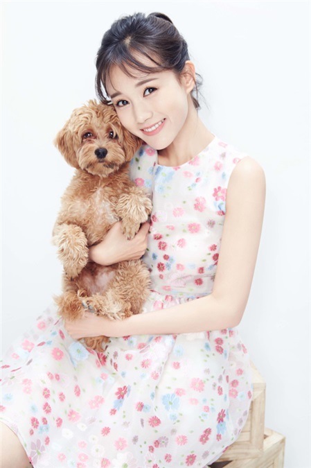 李一桐蓬松马尾甜美依旧 灵动演绎俏皮少女风