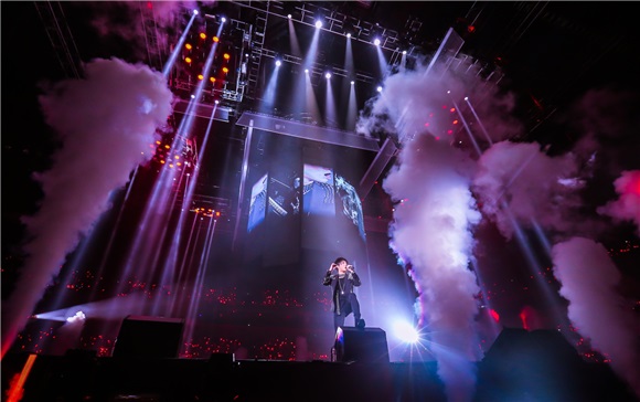 华晨宇演唱会哽咽告白 张信哲从天而降火星「合体」