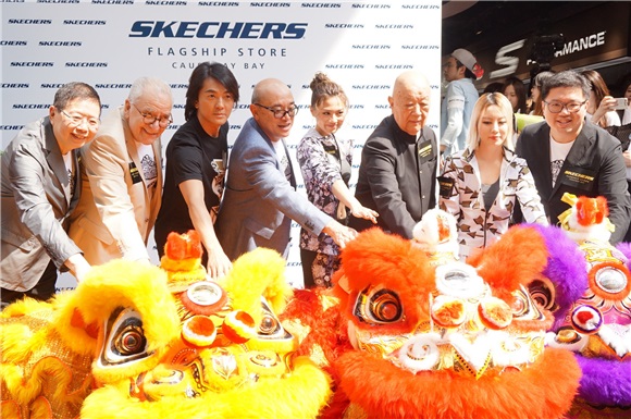郑伊健与周秀娜出席《SKECHERS旗舰店开幕》