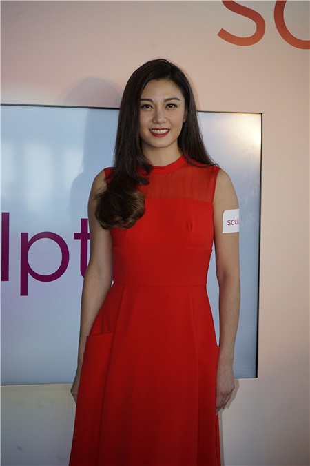 廖碧儿、赵颁如
出席美容活动