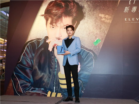 SE7EN崔东旭举行迷你专辑《I AM SE7EN》发布会