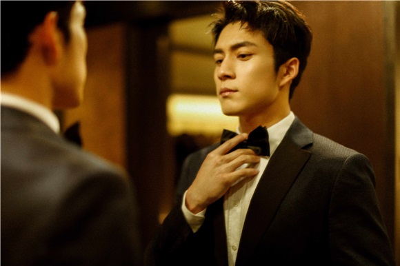 韩东君助阵慈善之夜 英姿俊挺魅力十足
