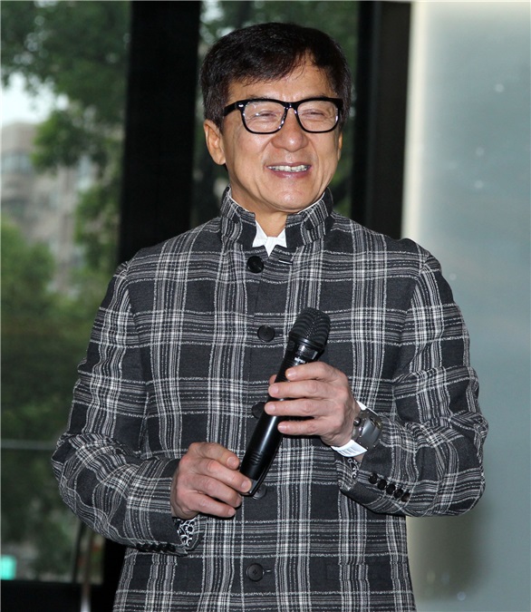 成龙出席精品旗舰店站台