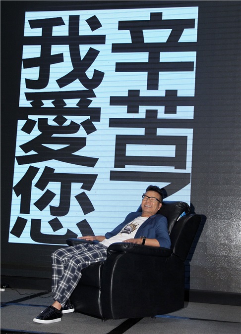 沉玉琳代言沙发椅仍不忘搞笑