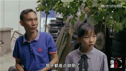几个月前,杨明金家突发燃气爆炸,幼女夭折,妻子重伤