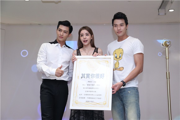 李毓芬《是我不够好》庆功见面会 炎亚纶出席力挺