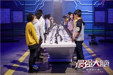 比赛开始前,选手们紧张准备中