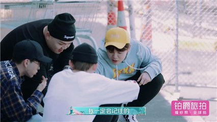 少年蹲街边吃快餐