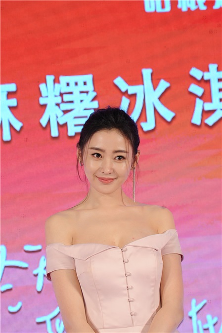 张天爱回应换角风波称相信导演 否认招黑体质