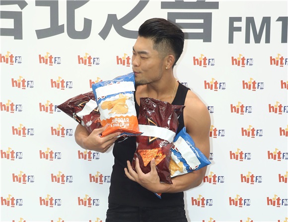李玖哲电台宣传好友NONO送上包子