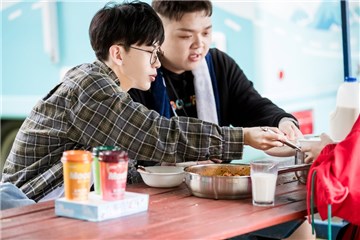 艾福杰尼费启鸣可可爱爱
