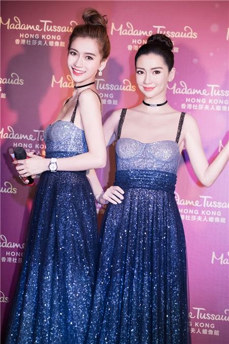 Angelababy现身香港杜莎夫人蜡像馆揭幕 俏皮伸手邀影迷互动