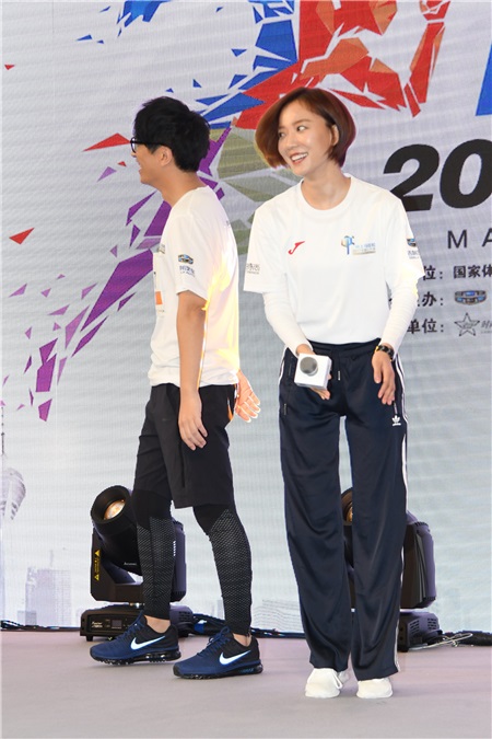 王珞丹携韩庚盛一伦助阵马拉松公开赛 自嘲年纪大