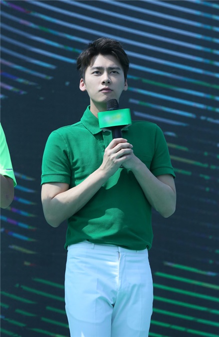 李易峰高温传递绿色活力 暖心护粉贴心获赞