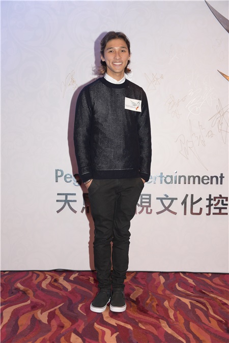 今天晚上举行了天马影视的周年晚会,而老板黄百呜今天请了一众演员吃饭也回顾2016年公司在电影方有好的成绩。而今天晚上旗下公司演员也出席这个盛宴。包括:吴千语、任达华、张晋、蔡少芬、朱茵、黄贯中、林家栋、郑嘉颖、刘心悠等