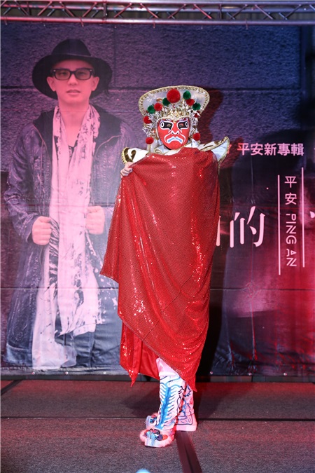 〈Yes台北现场〉平安发新专辑拜师学艺 记者会上表演变脸