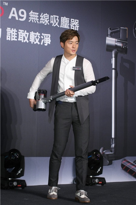 宥胜敬业赚奶粉钱 惊曝:老婆现正待产中