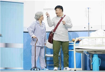 蔡明为26年狂粉贾冰做“绿叶”