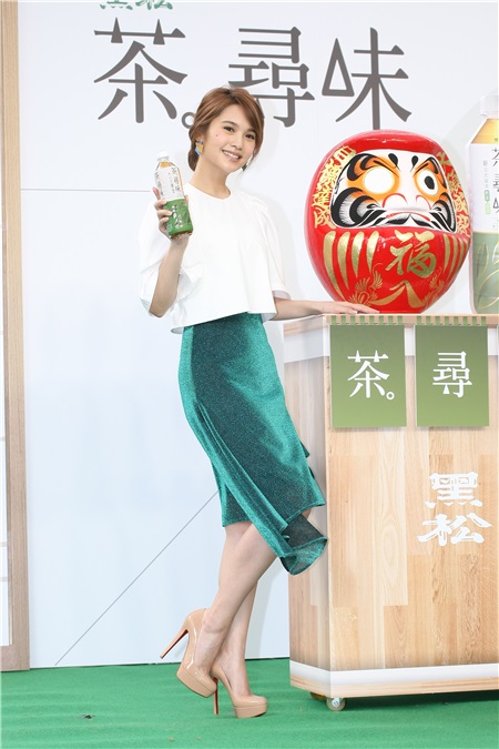 杨丞琳出席饮品新品上市记者会
