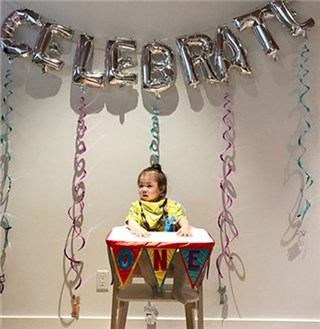 陈冠希为女儿准备1周岁生日趴 白T印女儿照片满是宠溺