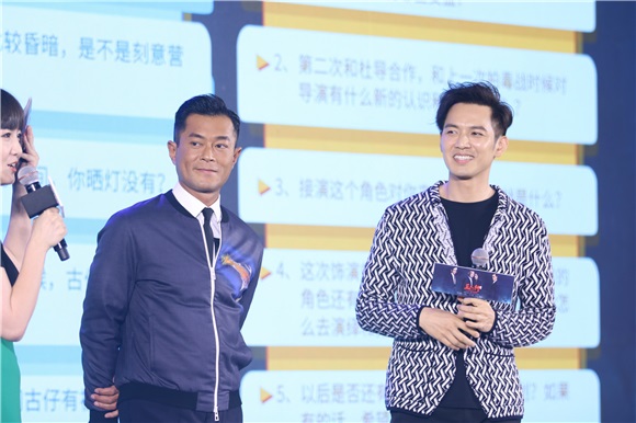 赵薇缺席《三人行》首映发布会以人形板替代 古天乐、钟汉良承诺票房破2亿微博放萌照2016年6月20日,北京,电影《三人行》举行首映发布会。主演钟汉良、古天乐、导演杜琪峯、监制兼编剧游乃海出席,赵薇由於工作在身只以人形板替代。