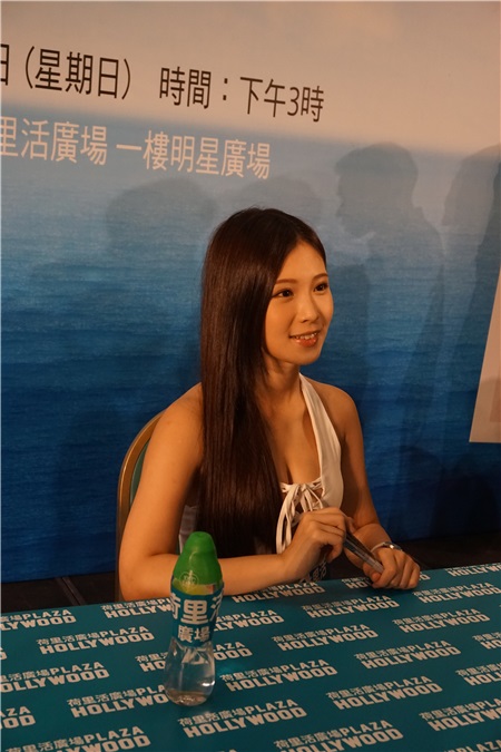 「鸡排妹」郑家纯出席粉丝见面会