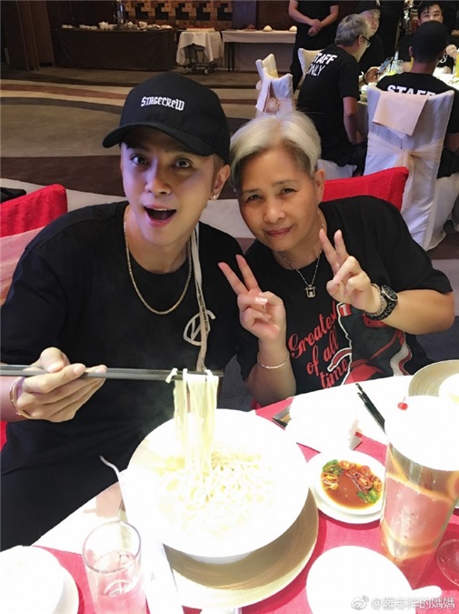 罗志祥母子好有爱   呼吁领养代替购买