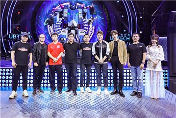 发布会现场明星战队经理人和领导嘉宾合影留念