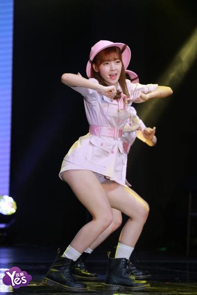 〈Yes 首尔现场〉OHMYGIRL举行新专辑SC 成员们可爱亮相清新十足
