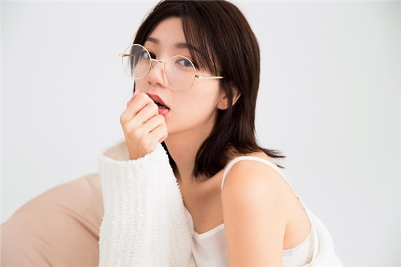 郭雪芙露香肩玩性感 诠释猫系女神的魅惑