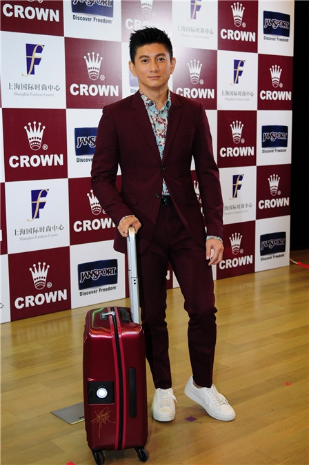 吴奇隆出席CROWN行李箱代言活动 与粉丝合影甘当「人肉背景板」