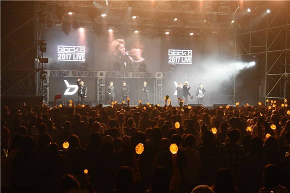 Block B出道七年首登台 演唱夯曲《HER》全场海翻